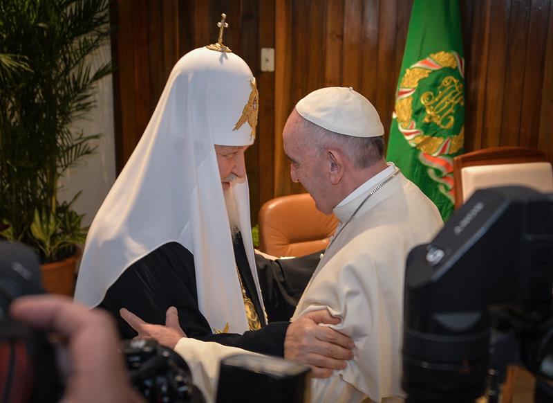 El papa Francisco y el patriarca ortodoxo ruso Kiril.