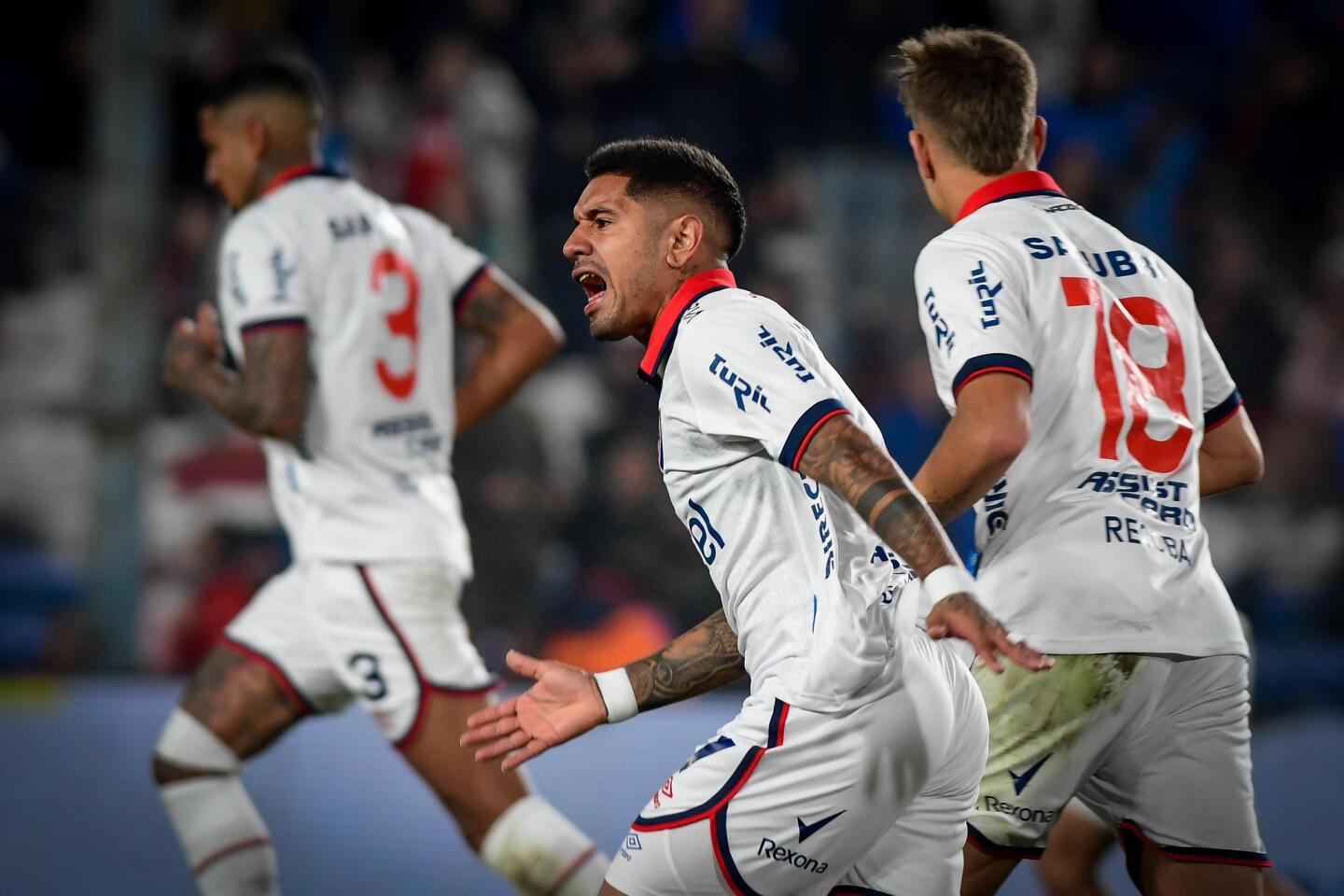 Antonio Galeano celebra su gol con Nacional