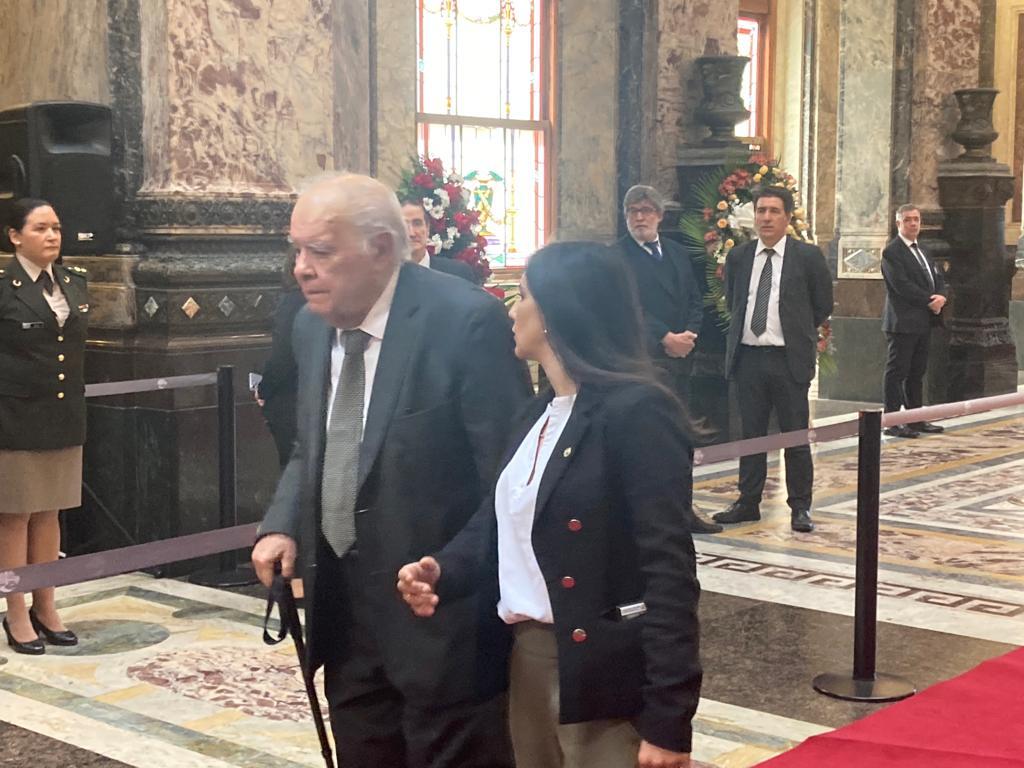 Enrique Iglesias llega al velatorio de Danilo Astori