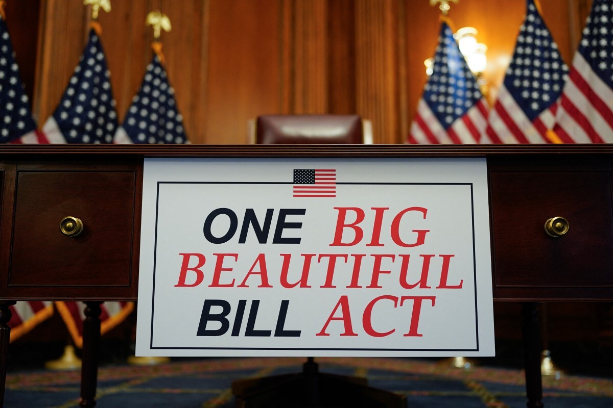 Un cartel con la leyenda "One Big Beautiful Bill Act" se ve junto a un escritorio después de que la Cámara de Representantes aprobara la reforma fiscal del presidente estadounidense Donald Trump en el Capitolio de Washington, D.C., el 3 de julio de 2025.