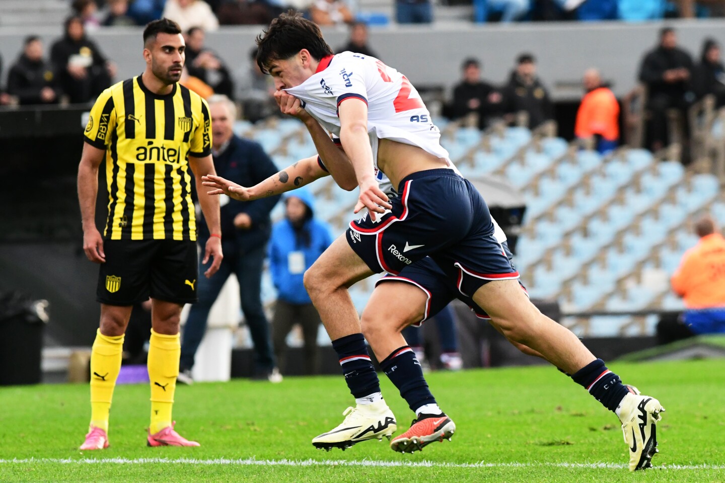 Gonzalo Petit celebra el gol anotado en el partido entre Nacional y Peñarol.