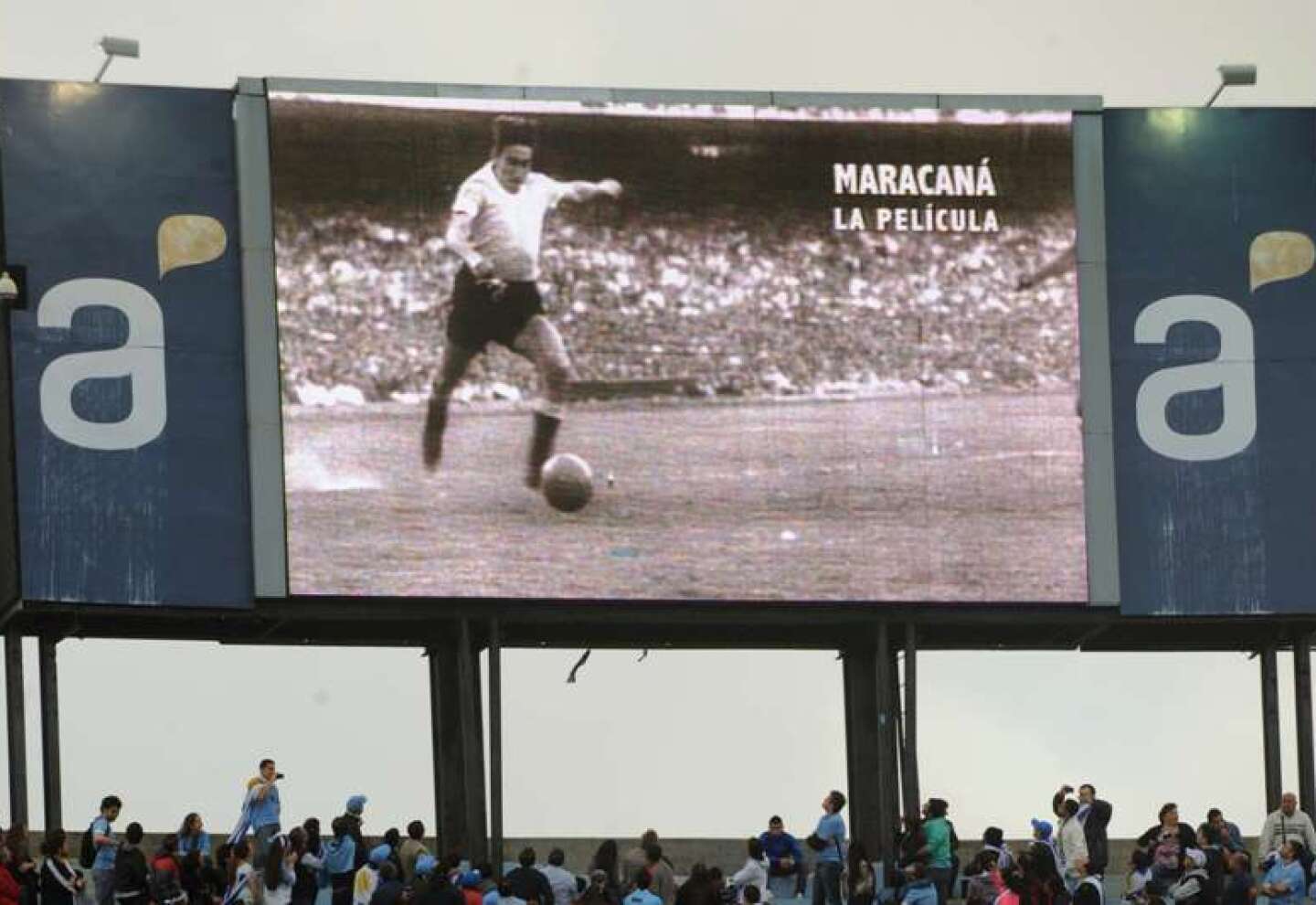 La pantalla gigante del Estadio Centenario. Foto: Archivo El País.