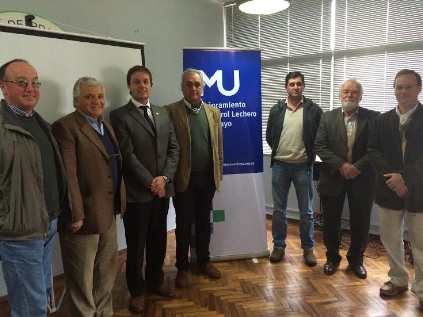Foto: Ings. Agrs. Mario Dighiero y Martín Gortari, delegados de ARU en la directiva del MU, Ing. Agr. Ricardo Reilly, presidente de ARU, Sr. Juan Ignacio Mangado, presidente del MU, Per. Agr. Fabián Hernández, presidente de la Soc. Criadores Holando, Sr. Manuel Herrera McLean directivo del MU, e Ing. Agr. Fernando Sotelo, gerente del MU // Quatromanos.