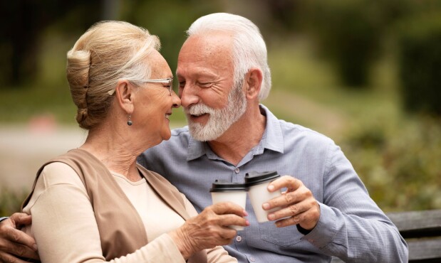 Pareja de adultos toman café