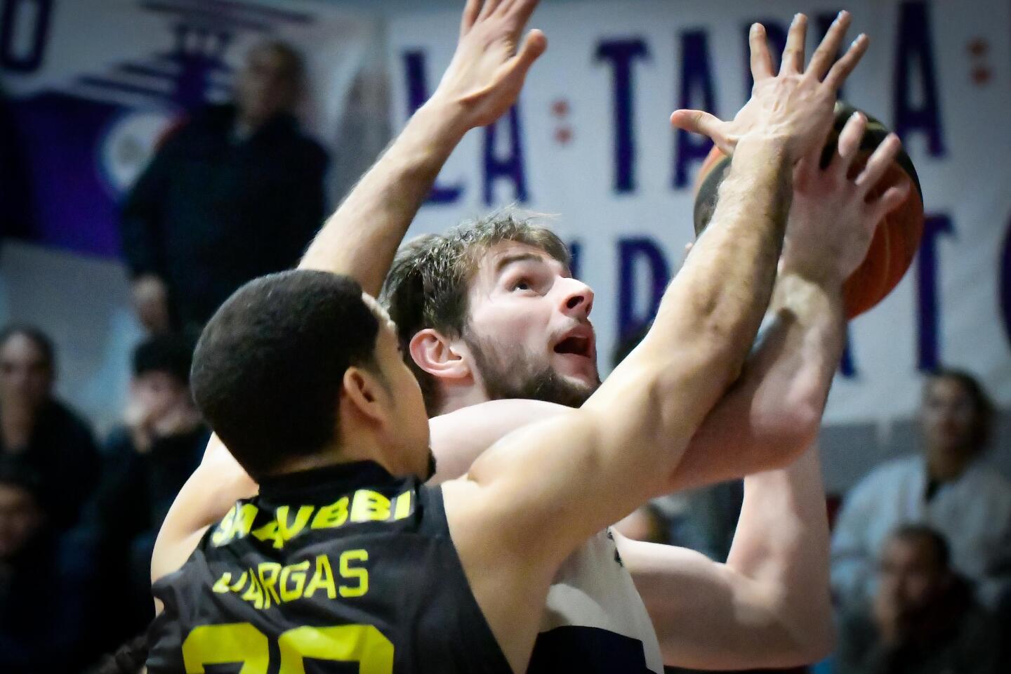 Kayo Goncalves ante Eloy Vargas en el partido entre Defensor Sporting y Peñarol por la Liga Uruguaya de Básquetbol.