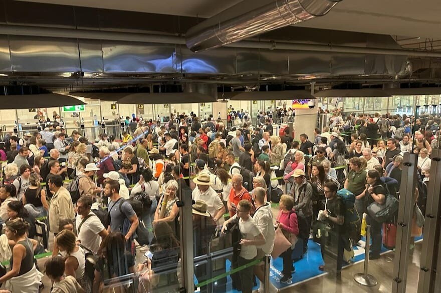 Colapso informático en el aeropuerto internacional Adolfo Suárez Madrid-Barajas provocó largas filas.
