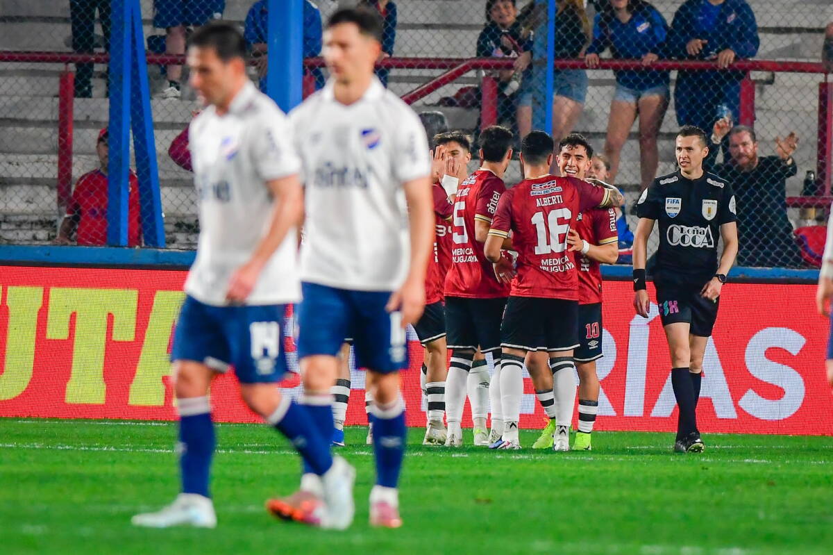 La desazón de los jugadores de Nacional ante el primer gol de Wanderers.