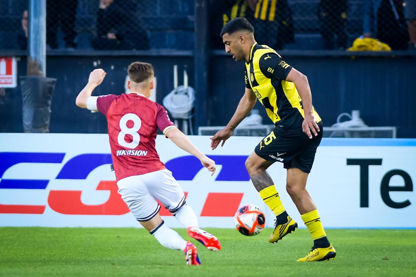 Maximiliano Olivera ante la marca de Bruno Veglio en el partido entre Peñarol y Wanderers.