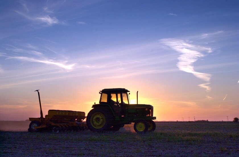 AGRICULTURA, CULTIVO DE SOJA EN ARGENTINA, TRACTOR