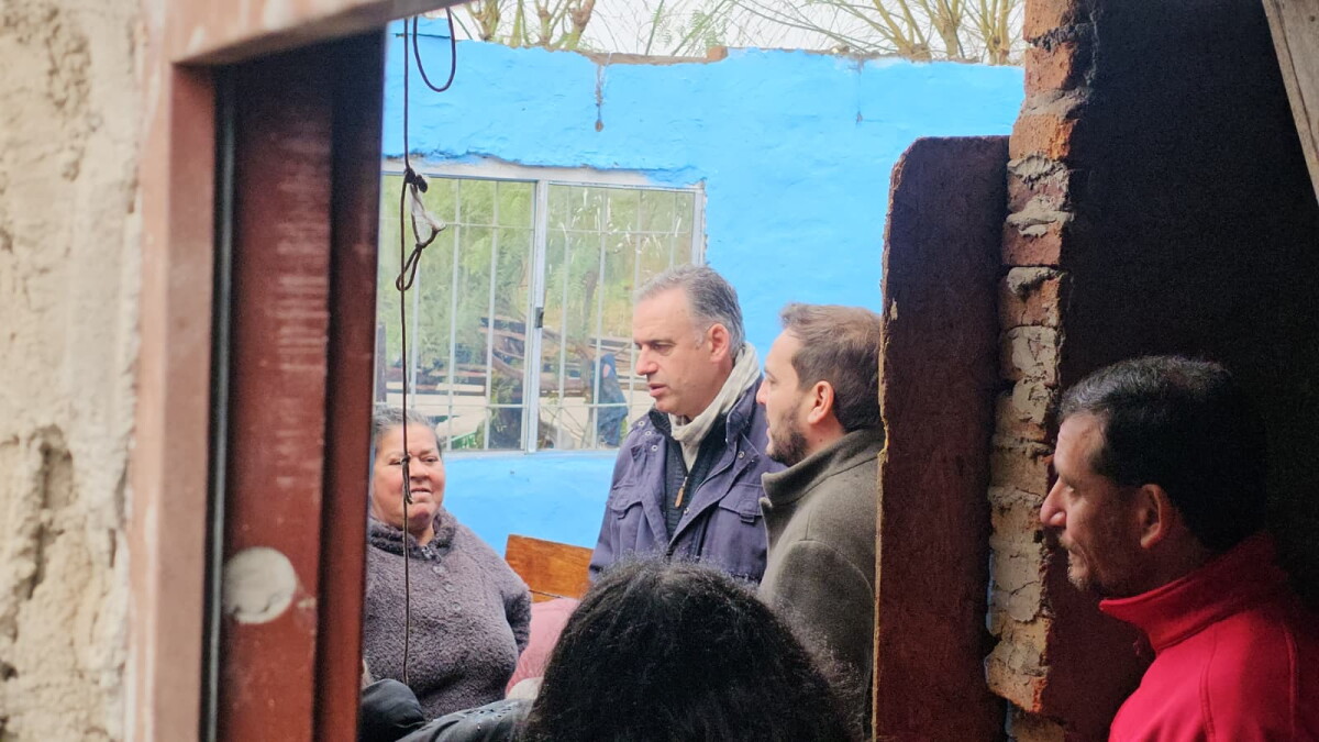 Yamandú Orsi durante recorrida por Salto tras fuerte temporal.