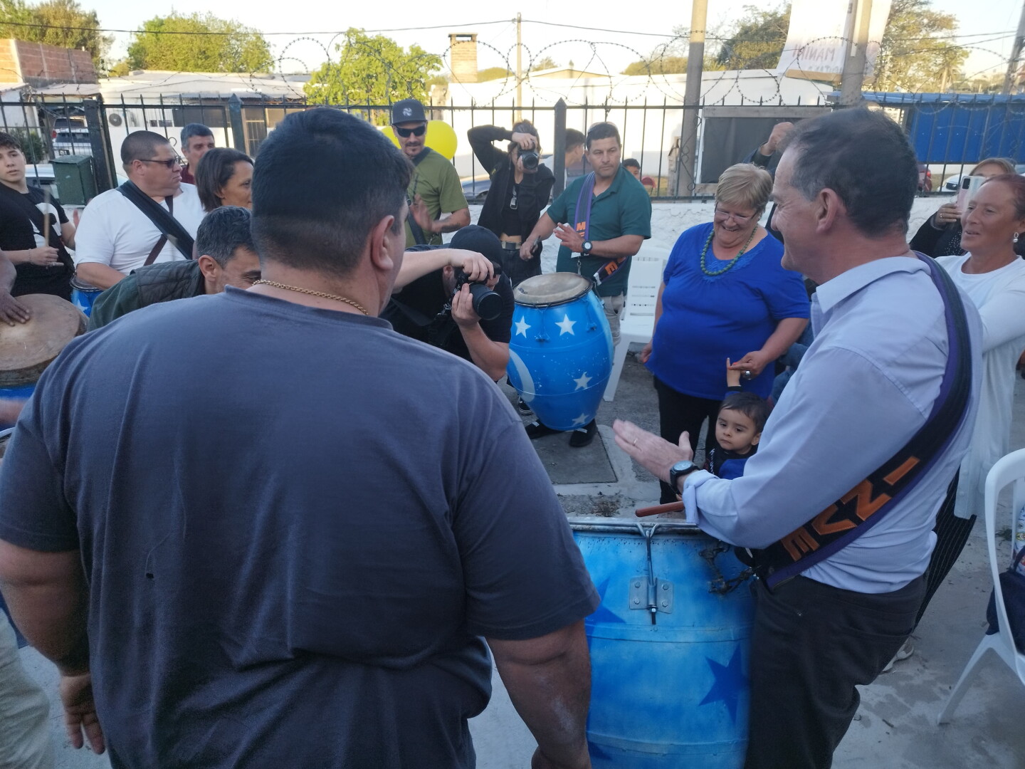 Manini Ríos se suma por unos minutos a tocar el tambor.