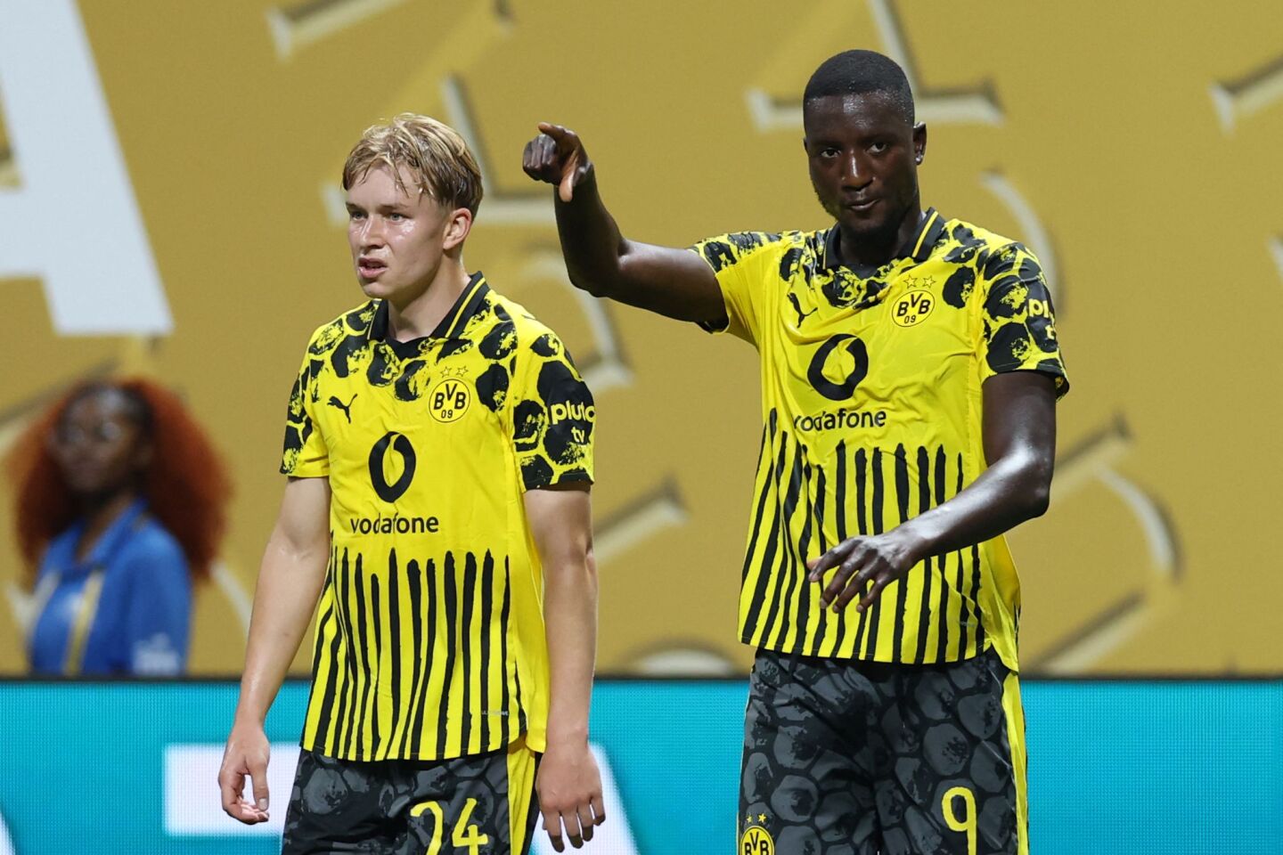 Serhou Guirassy celebra su segundo gol en el partido entre Borussia Dortmund y Monterrey.