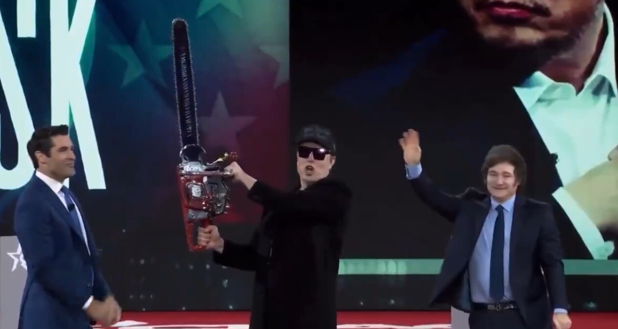 Elon Musk sostiene una motosierra regalada por Milei.