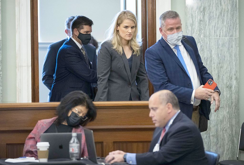 La exempleada de Facebook, Frances Haugen, arribando al comité del Senado de Estados Unidos. Foto: AFP