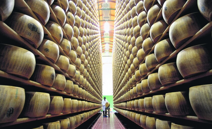 AP fotos - Italy Food Detectives - I - Parmigiano-Reggiano consortium quality control chief Igino Morini, background center, checks a wheel of Reggiano cheese, at the Parmigiano-Reggiano storehouse, in Bibbiano, Italy,Tuesday, April 1, 2008. (AP Photo/Marco Vasini) Italy Food Detectives - BIBBIANO - ITA - MARCO VASINI - GB JRM**LON** JJP**NY** GM**NY**. FABRICA DE QUESOS Y PRODUCTOS LACTEOS EN PARMA