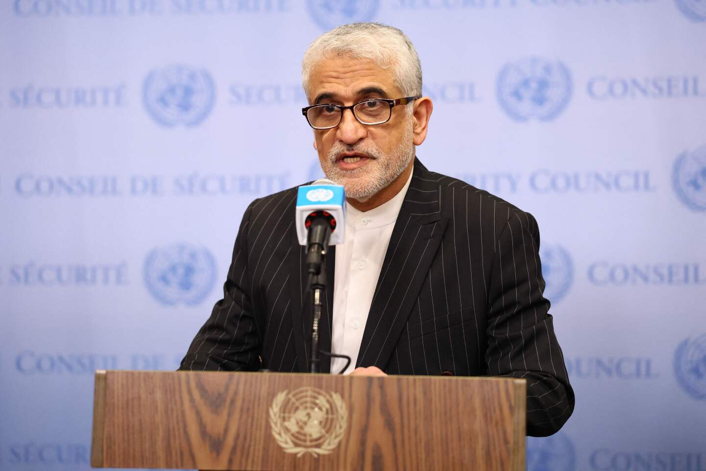 El Embajador Amir Saeid Iravani, Representante Permanente de Irán ante la ONU, ofrece una declaración tras una reunión del Consejo de Seguridad de la ONU sobre amenazas a la paz y la seguridad internacionales, celebrada en la sede de las Naciones Unidas el 13 de junio de 2025 en la ciudad de Nueva York.