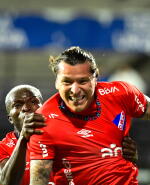 Federico Santander corre desaforado con Ebere tras el gol del triunfo; el paraguayo metió dos goles en Nacional, ambos en el Franzini.