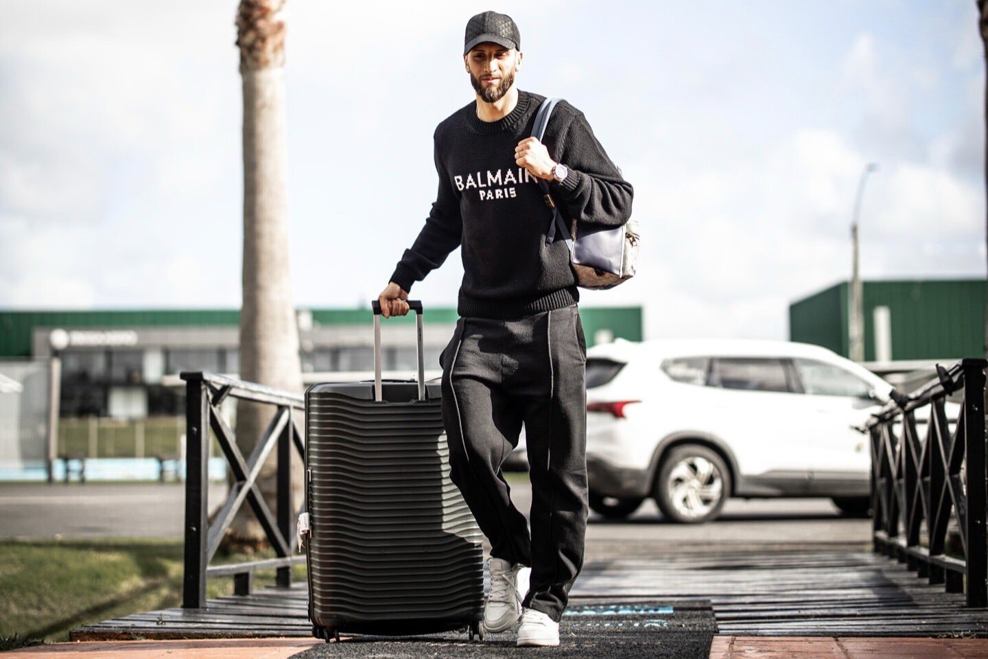 Rodrigo Bentancur llega al Complejo Celeste para sumarse a los trabajos del seleccionado que dirige Marcelo Bielsa.