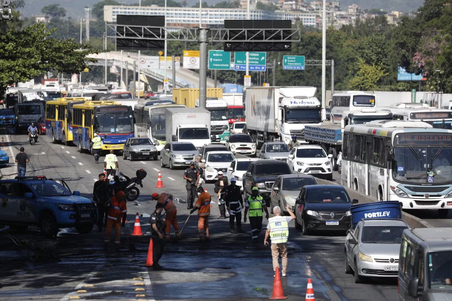 Limpian la Avenida Brasil tras un incidente en Rio de Janeiro. Foto: Guito Moreto/O Globo/GDA