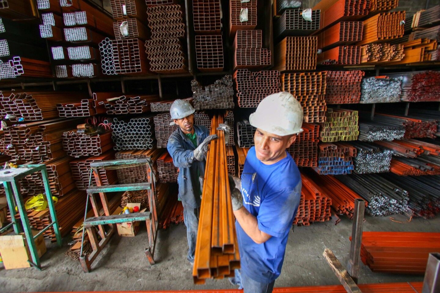 Trabajadores trabajan en una empresa siderúrgica en Monterrey, Nuevo León, México, el 11 de febrero de 2025. Canadá, México y la UE criticaron el martes la decisión "injustificada" del presidente estadounidense Donald Trump de imponer aranceles a las importaciones de acero y aluminio, lo que ha generado temores de una guerra comercial más amplia.