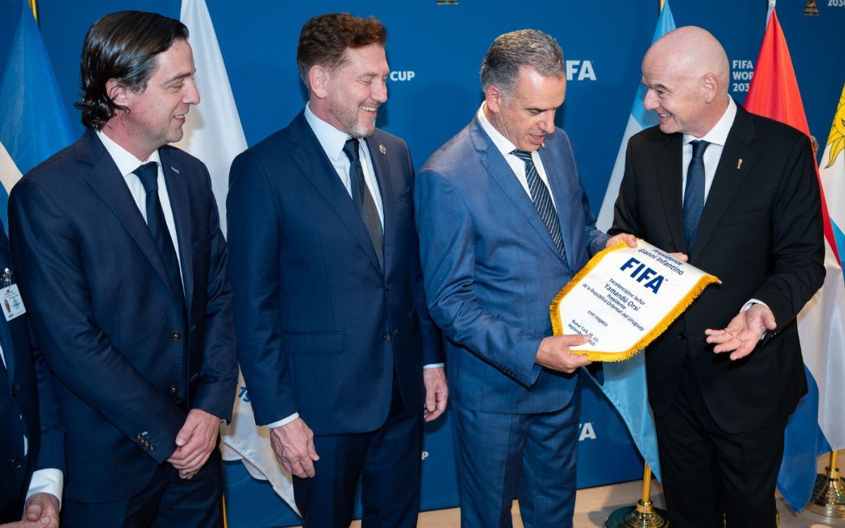 Ignacio Alonso, Alejandro Domínguez, Yamandú Orsi y Gianni Infantino tras la reunión en las oficinas de FIFA.