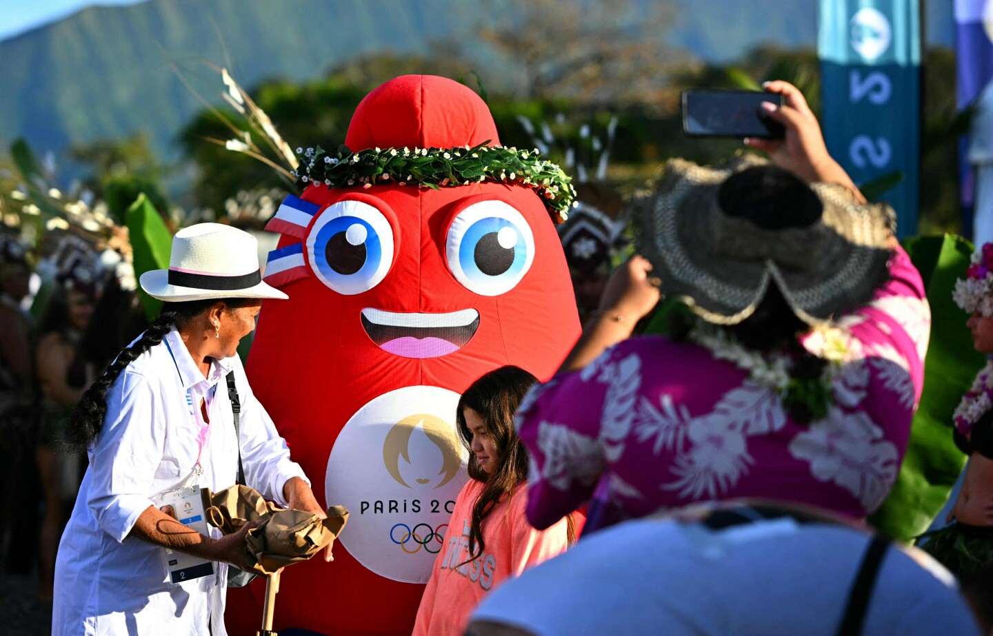 La mascota olímpica, Phryge con sus fanáticos.