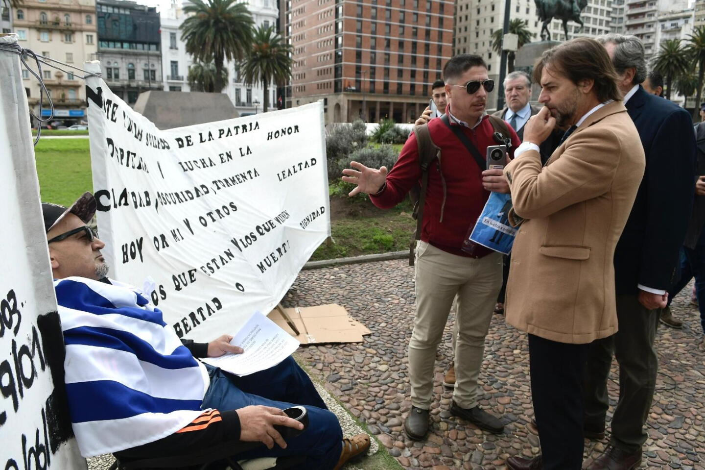 Lacalle Pou dialogando con militares retirados que se manifestaron en acto en Plaza Independencia