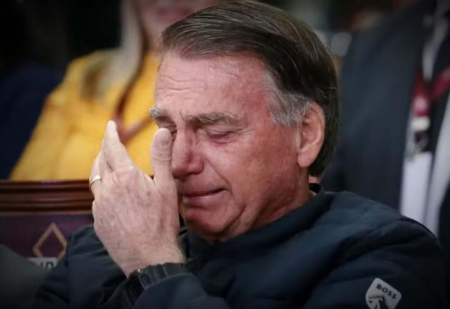 Bolsonaro llora mientras participa en un servicio evangélico en Taguatinga, región administrativa de Brasilia.
