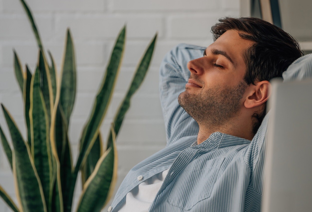 Hombre joven descansando en un sillón