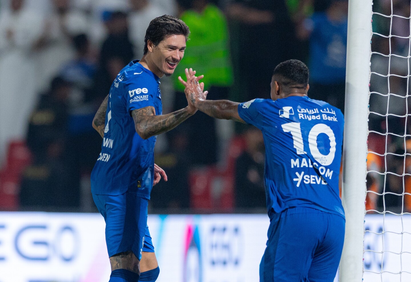Darwin Núñez y Malcom tras uno de sus goles en Al Hilal de Arabia Saudita.