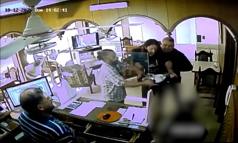 Cámaras de seguridad del hotel registran el momento en que Pablo Laurta es capturado en Gualeguaychú.