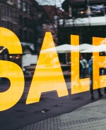 Vidriera que anuncia liquidaciones.