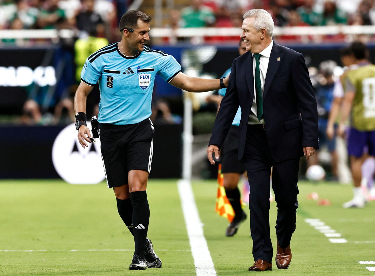 Gustavo Tejera y Javier Aguirre, entrenador de la selección de México, durante el cruce ante Corea del Sur en el Mundial 2026.