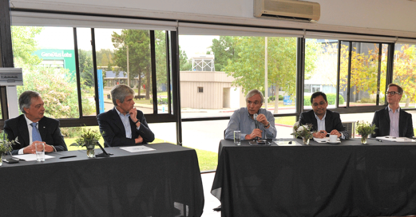 Mattos, junto con el subsecretario de Ganadería, Agricultura y Pesca, Juan Ignacio Buffa, y el presidente del Instituto Nacional de Investigación Agropecuaria (INIA), José Bonica, mantuvo este jueves 7 una reunión con representantes de la Fundación Bill y Melinda Gates, encabezada por el director, Samuel Thevasagayam, e integrada por Alfred de Vries; Brantley Browning y Ruben Echeverría
