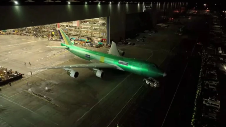 Boeing despide con honores a su emblemático 747 o "Reina de los cielos"