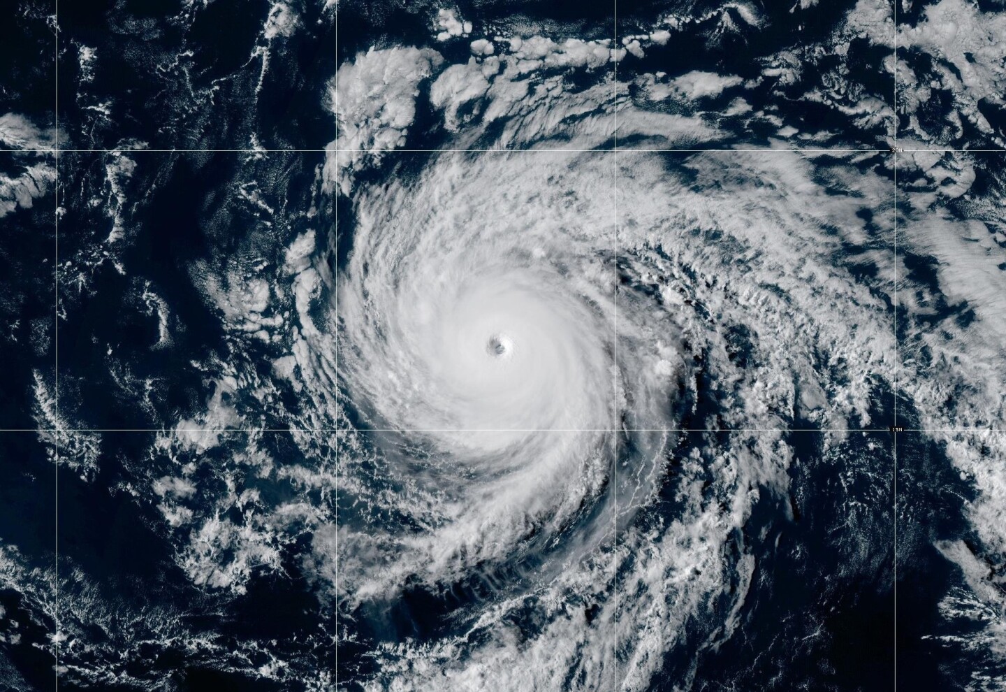 El huracán Kiko se dirige hacia el norte de las islas de Hawai mientras pierde potencia.