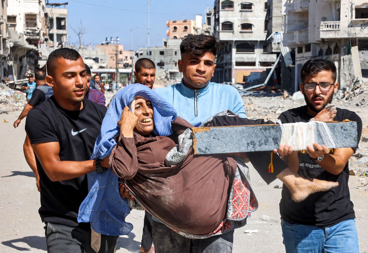 Hombres llevan a una mujer herida para ser evacuada en el campamento de refugiados palestinos de Jabalia, en la Franja de Gaza.