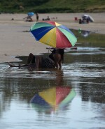 Gente en la playa durante la ola de calor. Foto: Juan Manuel Ramos/El País