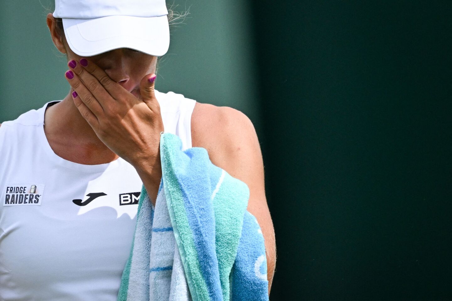 Solana Sierra dolorida en el partido frente a Cristina Bucsa en Wimbledon.