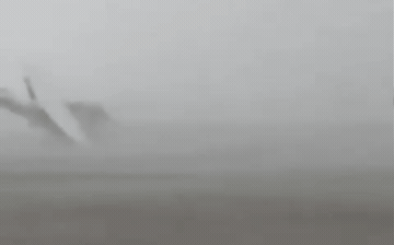 Avioneta derribada por el viento.