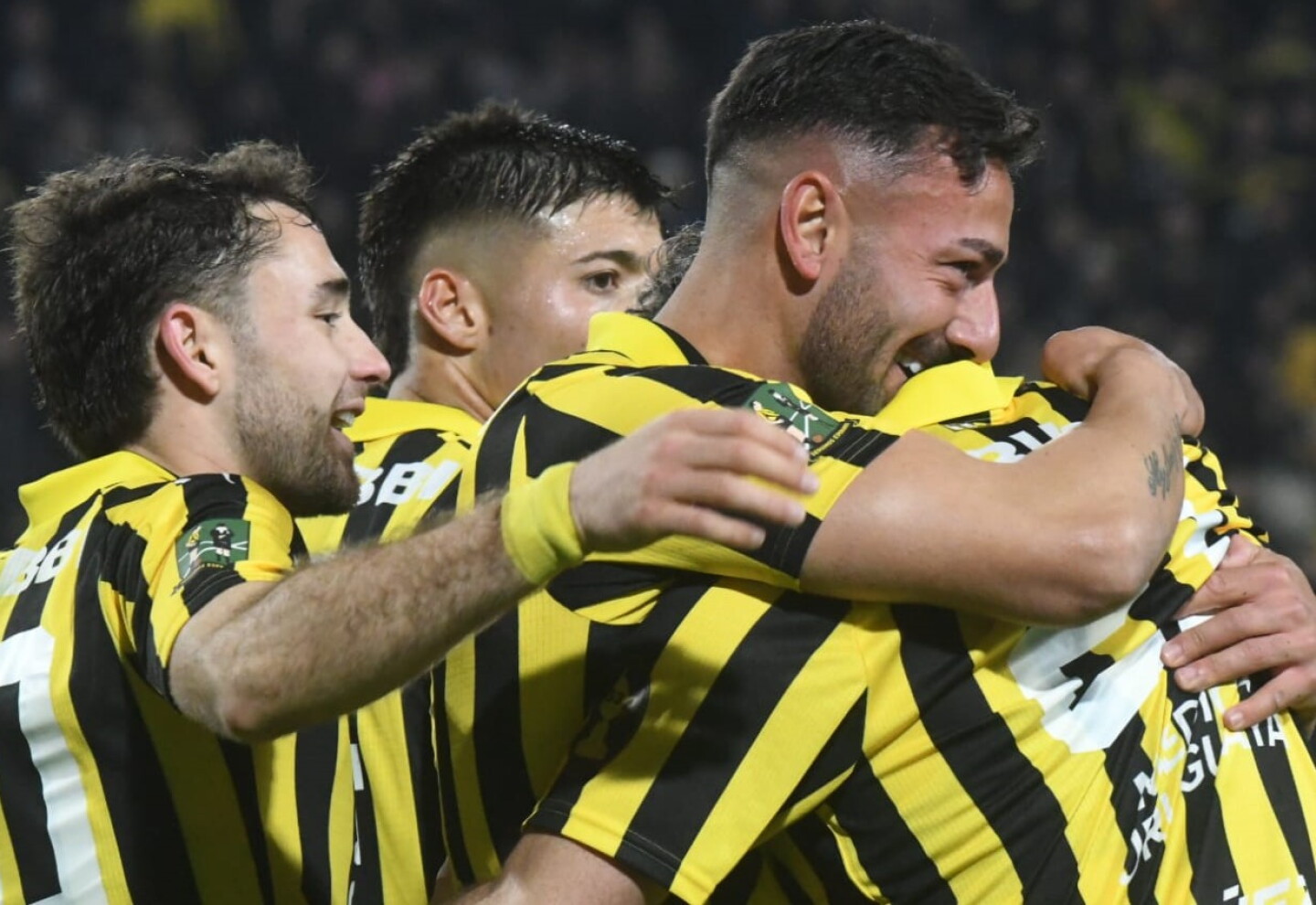 Los jugadores de Peñarol celebran la goleada ante Rampla Juniors.