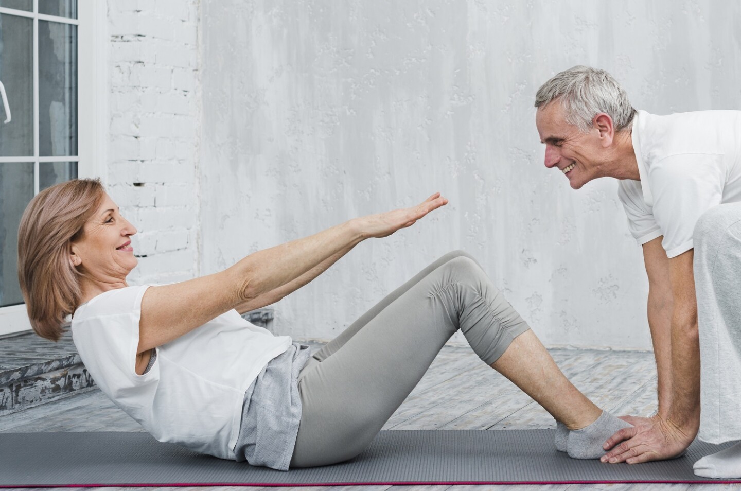 Pareja de personas de mediana edad practica ejercicio físico
