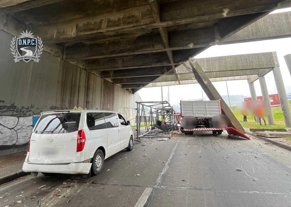 Daño estructural en puente de Montevideo, entre la Rambla y ruta1