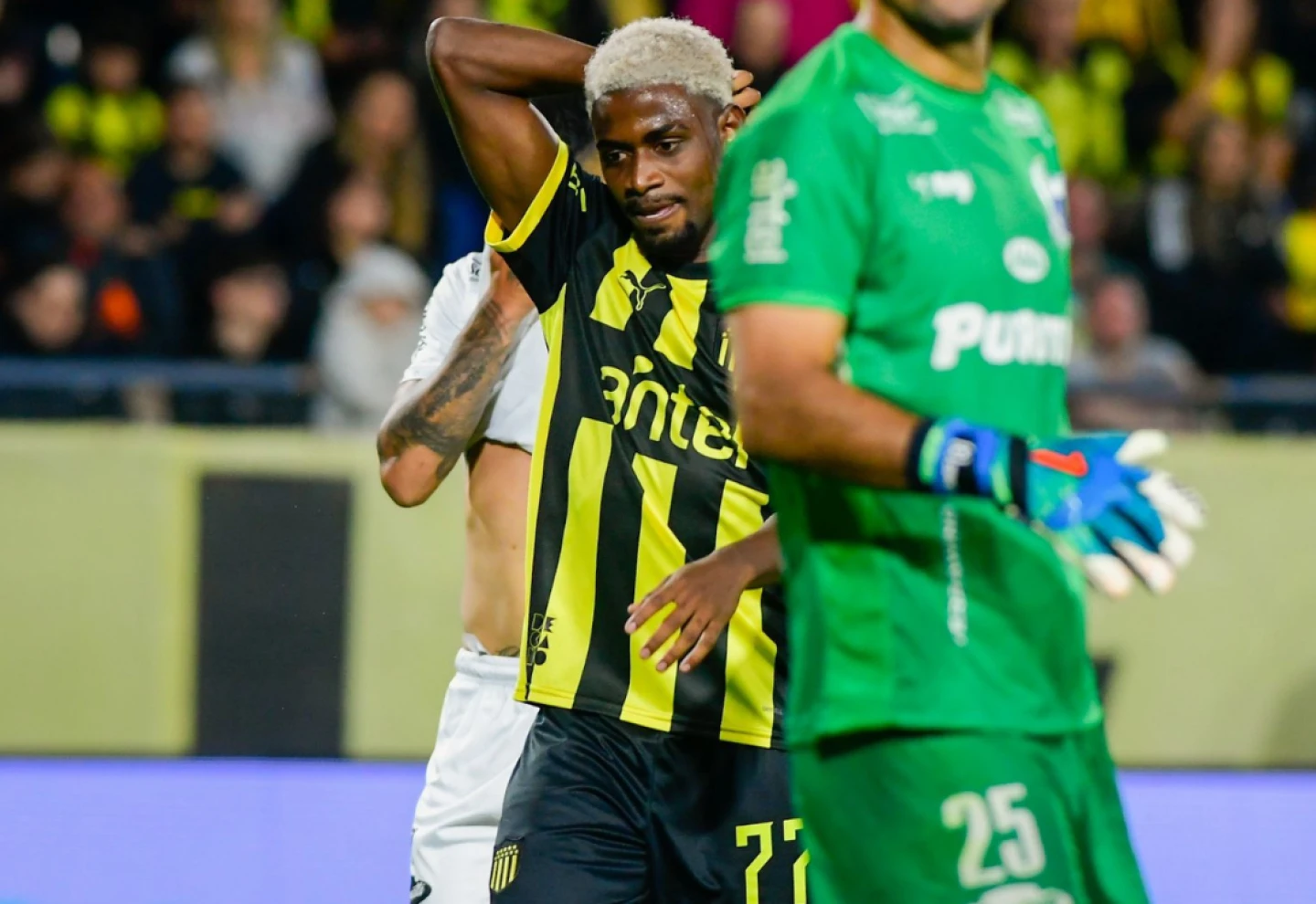 El lamento de Luis Angulo en la derrota de Peñarol frente a Liverpool.