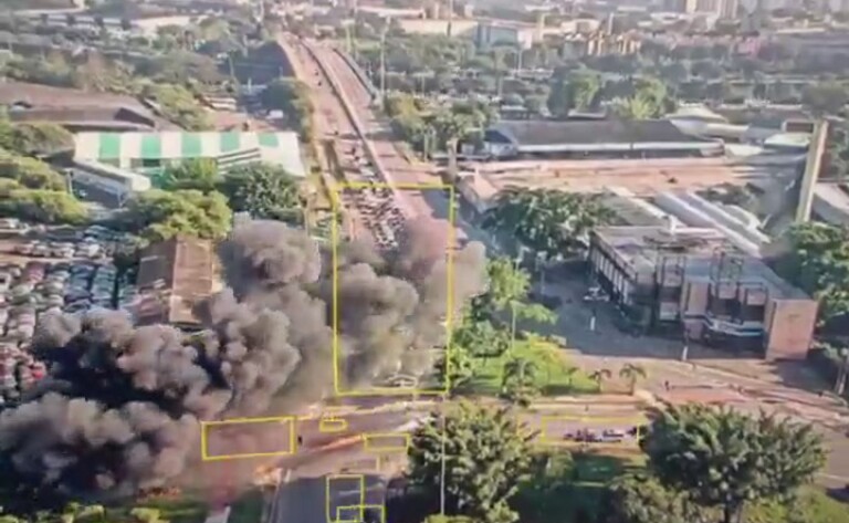 Cámara toma el momento exacto en que un avión se estrella en una avenida de Sao Paulo