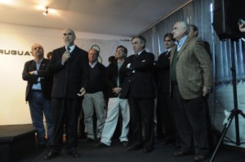 El Ing. Alejandro Gambetta con quienes le acompañarán. Foto: Agustín Martínez.