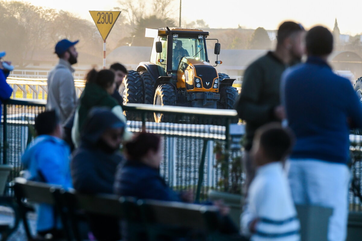 Tractor preparando la pista para carreras de caballos en el Hipodromo de Maroñas de Montevideo, turf, ND 20250810, foto Estefania Leal - Archivo El Pais