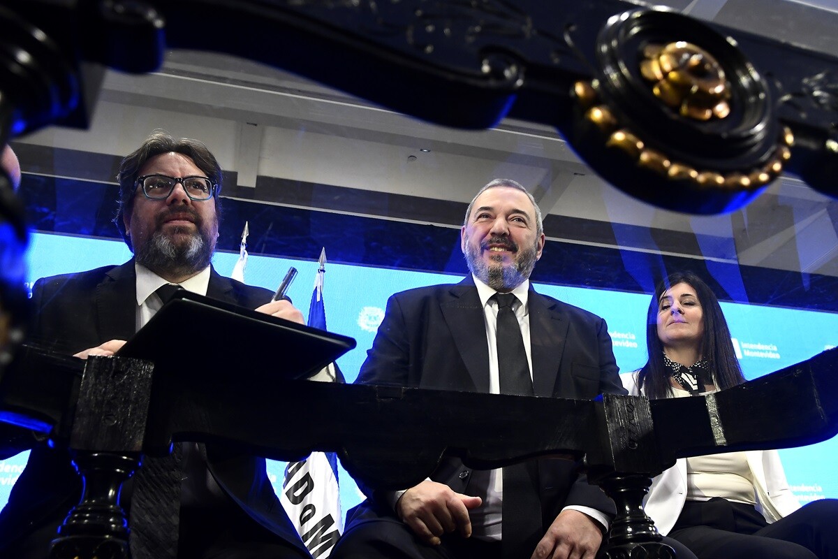 Mario Bergara asume como intendente de Montevideo.