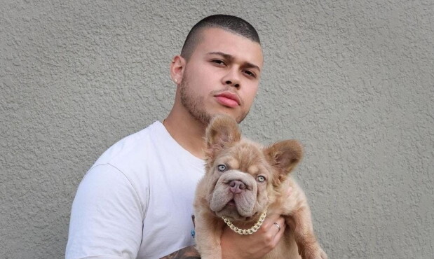 Julián Montoya junto a su perro, Rope Daddy.