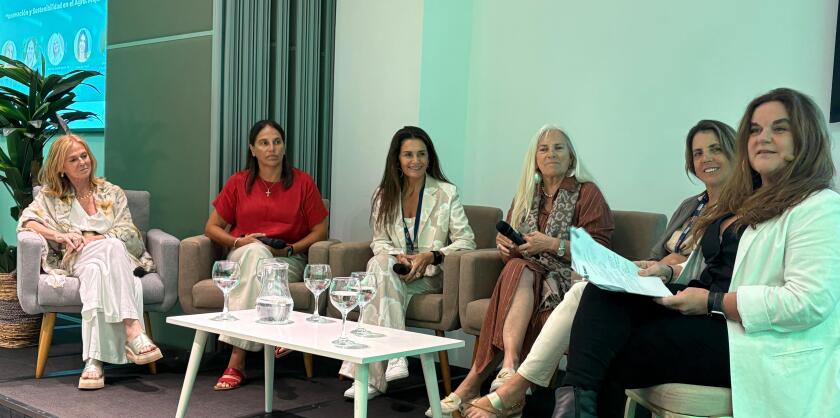 La conferencia contó con la participación de destacadas mujeres vinculadas al agro, quienes compartieron sus experiencias y visiones sobre el futuro del sector. El panel estuvo conformado por Florencia Herrera (UPM/OMEU), Virginia San Martín (CEMU/ARU), Patricia Isabel García (Letis INTL/FCEM/OAME), Elizabeth Misa (Chiadel SA, Frigorífico Las Moras/CIU) e Inés Bonicelli (Uruguay Innovation Hub). La moderación estuvo a cargo de María Michelena, presidenta de OMEU.